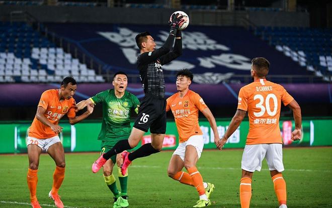 蓝狐传奇！官方：38岁英格兰中锋瓦尔迪加盟意甲克雷莫内塞