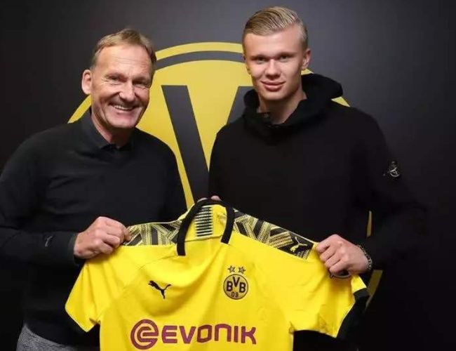 琼斯投篮被封盖 朱俊龙反击上篮打成2+1