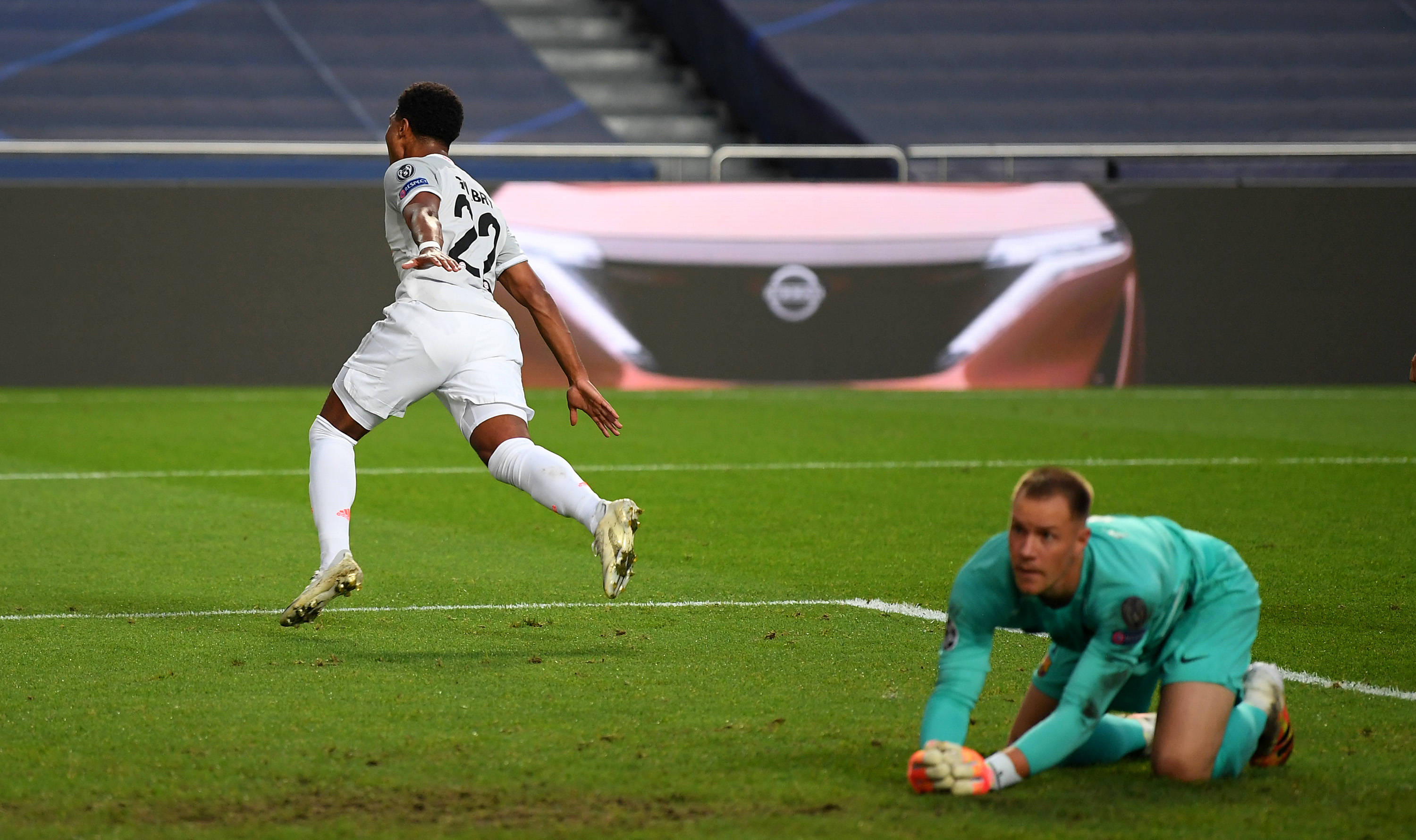 15-0暴击 京粤大战 曾凡博手感好 广东先发五虎四人没得分 徐杰伤了